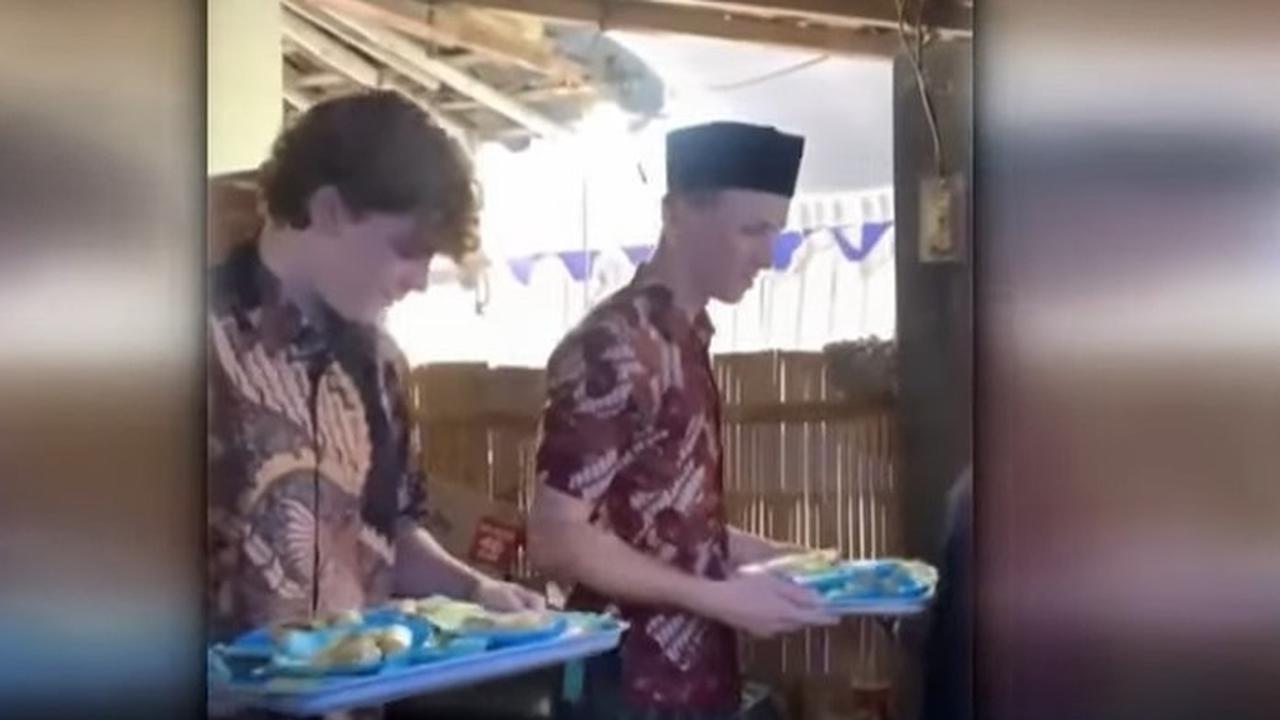 Bule asal Swiss ikut tradisi sinoman