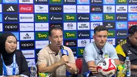 Jean-Paul van Gastel dan Jop van der Avert memberikan keterangan pers. (Bola.com/Ana Dewi)