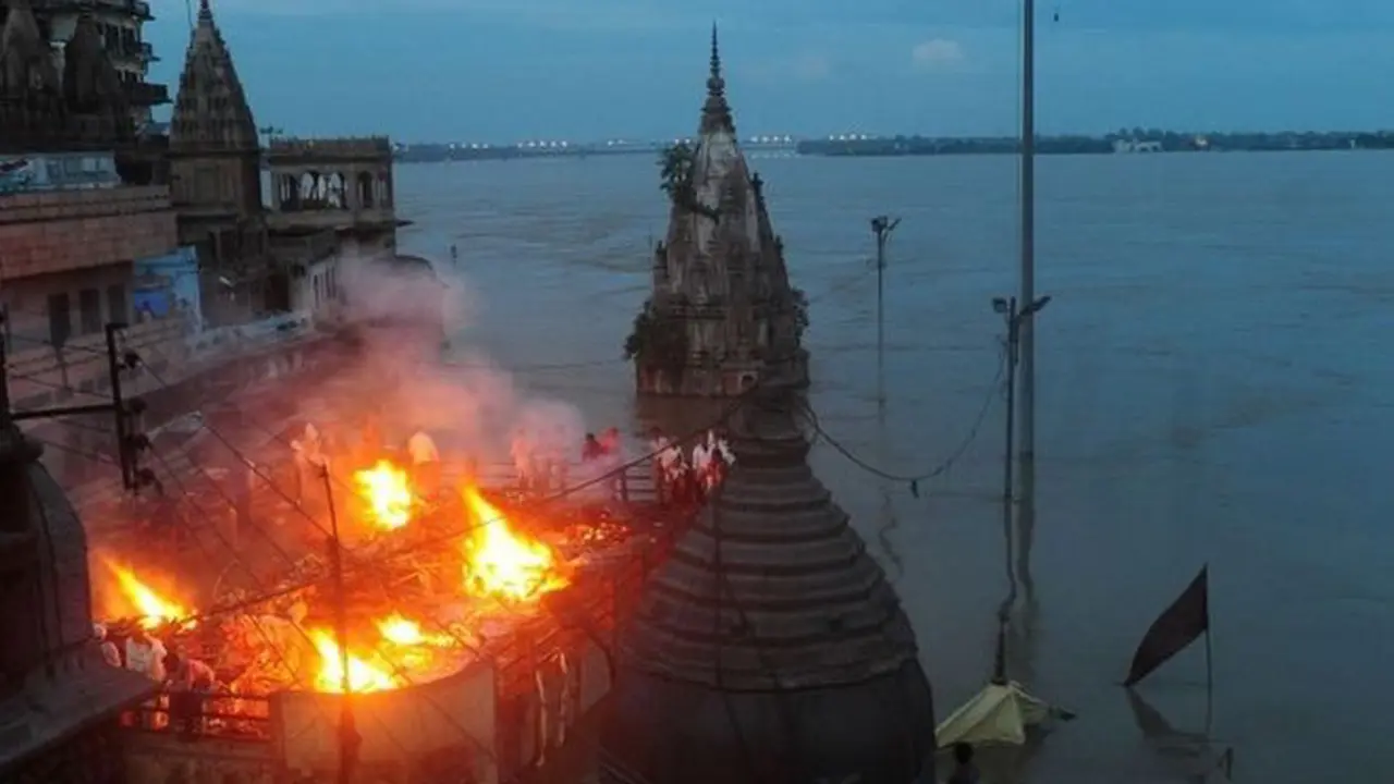 Kremasi di India terhambat banjir. (BBC/AFP)
