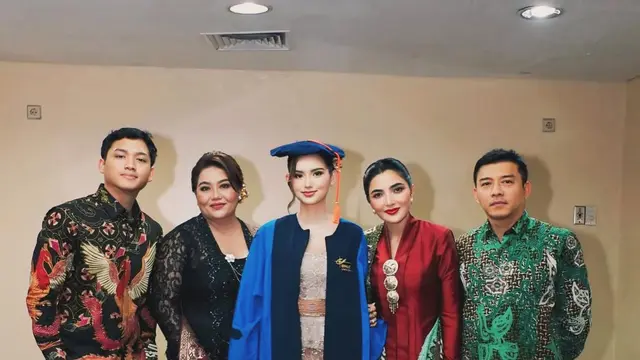 Gaya Kris Dayanti, Ashanty, dan Luhde Menzel, Trio Mama Berwastra Hadiri Wisuda Sarah Menzel