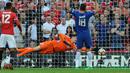 Kiper Chelsea, Thibaut Courtois berusaha menghalau bola saat bertanding melawan Manchester United pada babak final Piala FA di stadion Wembley di London (19/5). Chelsea mengalahkan MU 1-0 berkat gol penalti Eden Hazard. (AP Photo / Tim Ireland)
