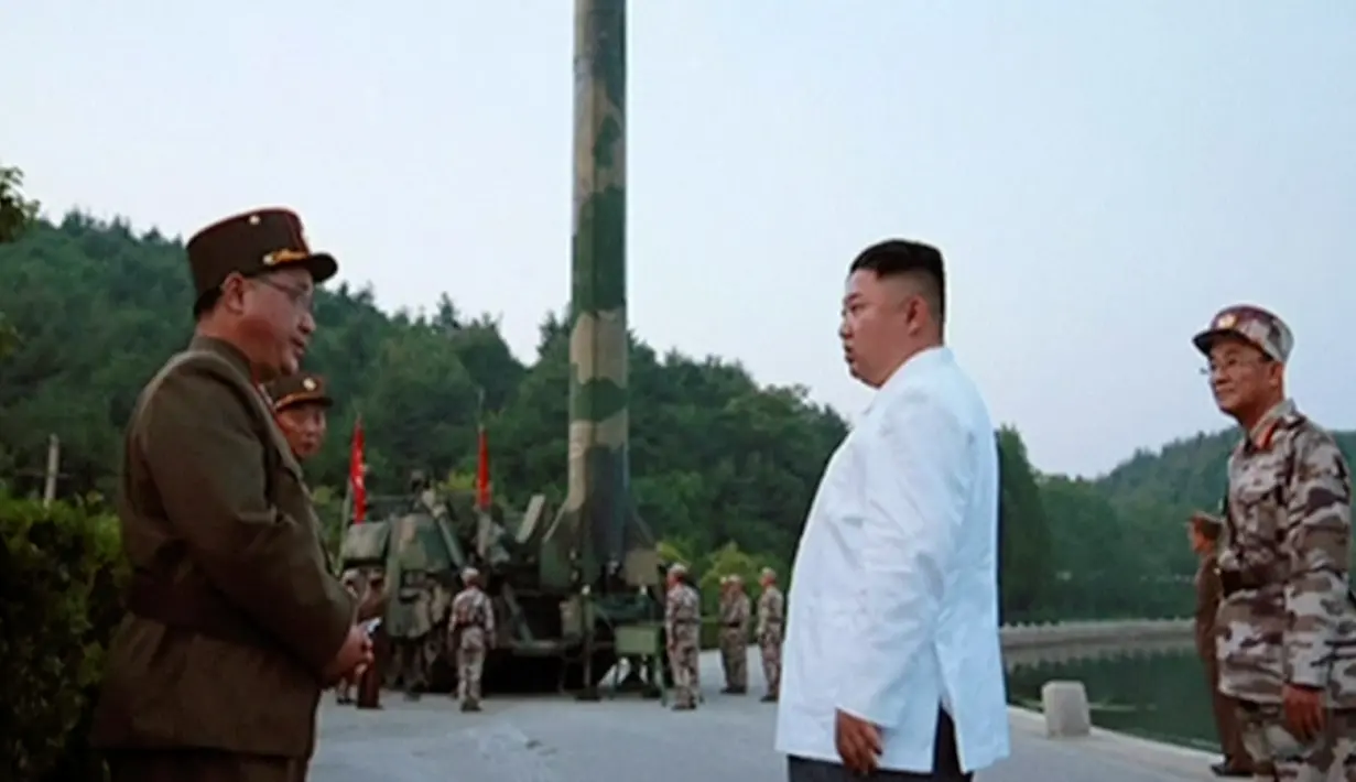 Kim Jong-un berada di lokasi uji coba peluncuran rudal balistik di Korea Utara, Selasa (30/5). Uji coba balistik yang berlangsung sukses ini diklaim telah menggunakan sistem kendali yang lebih akurat. (AP Photo/KCNA)