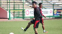 Pemain senior Persegres Gresik United, Agus Indra Kurniawan tampil tidak maksimal saat timnya imbang 1-1 dengan Perserui Serui di Stadion Tridarma, Sabtu (8/5/2016). (Bola.com/Fahrizal Arnas)
