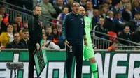 Manajer Chelsea Maurizio Sarri bersiap memainkan kiper Willy Caballero pada final Piala Liga Inggris di Wembley, Minggu (24/2/2019). Akan tetapi, hal itu urung terjadi karena Kepa Arrizabalaga menolak diganti. (AFP/Adrian Dennis)