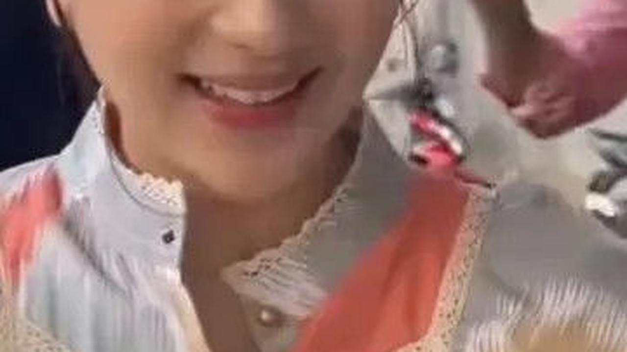 Potret Jessica Mila Gendng Anaknya