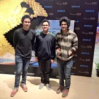Mikha Angelo bersama The Overtunes. (via twitter.com)