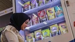 PT Pertamina (Persero) bersama Kementerian BUMN dan PT KAI meluncurkan vending machine khusus untuk produk UMKM di sejumlah fasilitas umum. (Liputan6.com/Angga Yuniar)