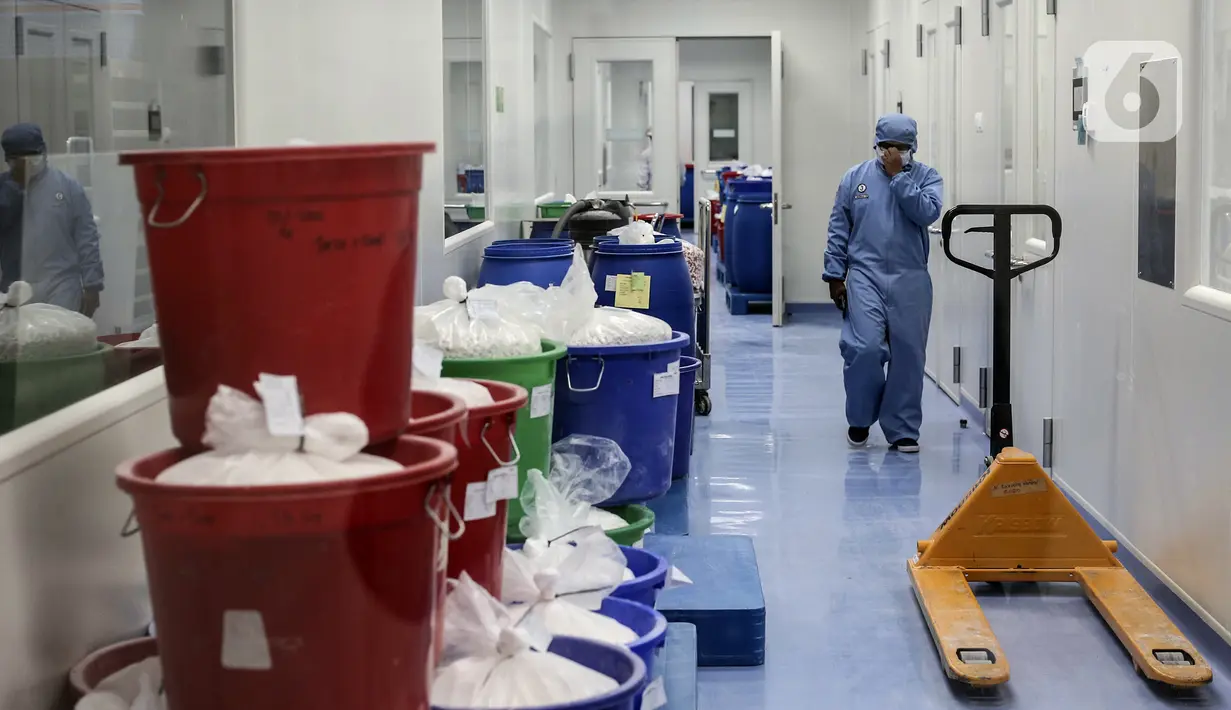 Aktivitas pekerja di pabrik produksi obat Kimia Farma di Banjaran, Bandung, Jawa Barat, Kamis (29/7/2021). Menurut Wakil Ketua DPR RI Sufmi Dasco Ahmad, Kimia Farma telah memproduksi obat COVID-19 Favipiravir berkapasitas produksi 2 juta tablet per hari. (Liputan6.com/Johan Tallo)
