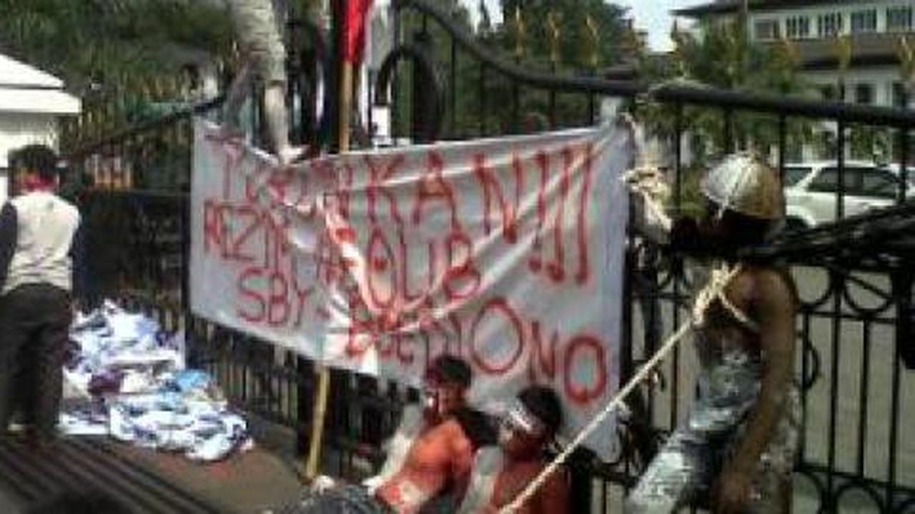 Jabat tangan polisi-demonstran akhiri demo di Bandung