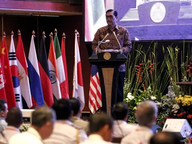 Menkopolhukam Luhut Binsar Pandjaitan memberikan pengarahan dalam pembukaan Simposium Keamanan Maritim Internasional Kedua di Jakarta, Rabu (16/9/2015). Kegiatan tersebut diikuti para Perwira Tinggi AL dari 42 negara.(Liputan6.com/Faizal Fanani)