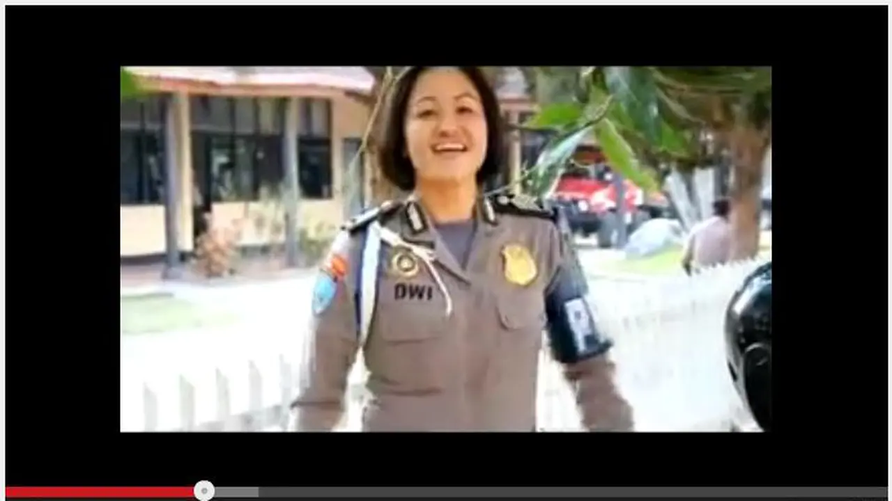 Heboh Video Polwan NTB Nyanyi 'Sakitnya Tuh di Sini'