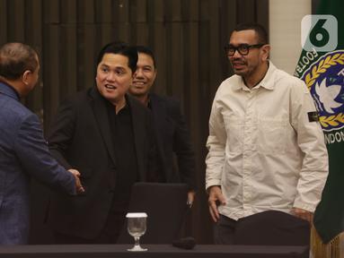 Ketua Umum Perserikatan Sepak Bola Seluruh Indonesia (PSSI), Erick Thohir (tengah) usai menyampaikan keterangan terkait Rencana Baru Perkembangan Timnas Indonesia Tahun 2025 di Jakarta, Senin (6/1/2025). (Liputan6.com/Helmi Fithriansyah)