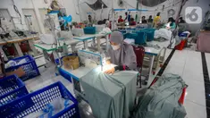 Pekerja menyelesaikan pekerjaan terakhir pembuatan mukena jelang libur hari Lebaran 2024 pada pabrik busana muslim Siti Khadijah di kawasan Limo, Depok, Jawa Barat, Kamis (4/4/2024). (merdeka.com/Arie Basuki)