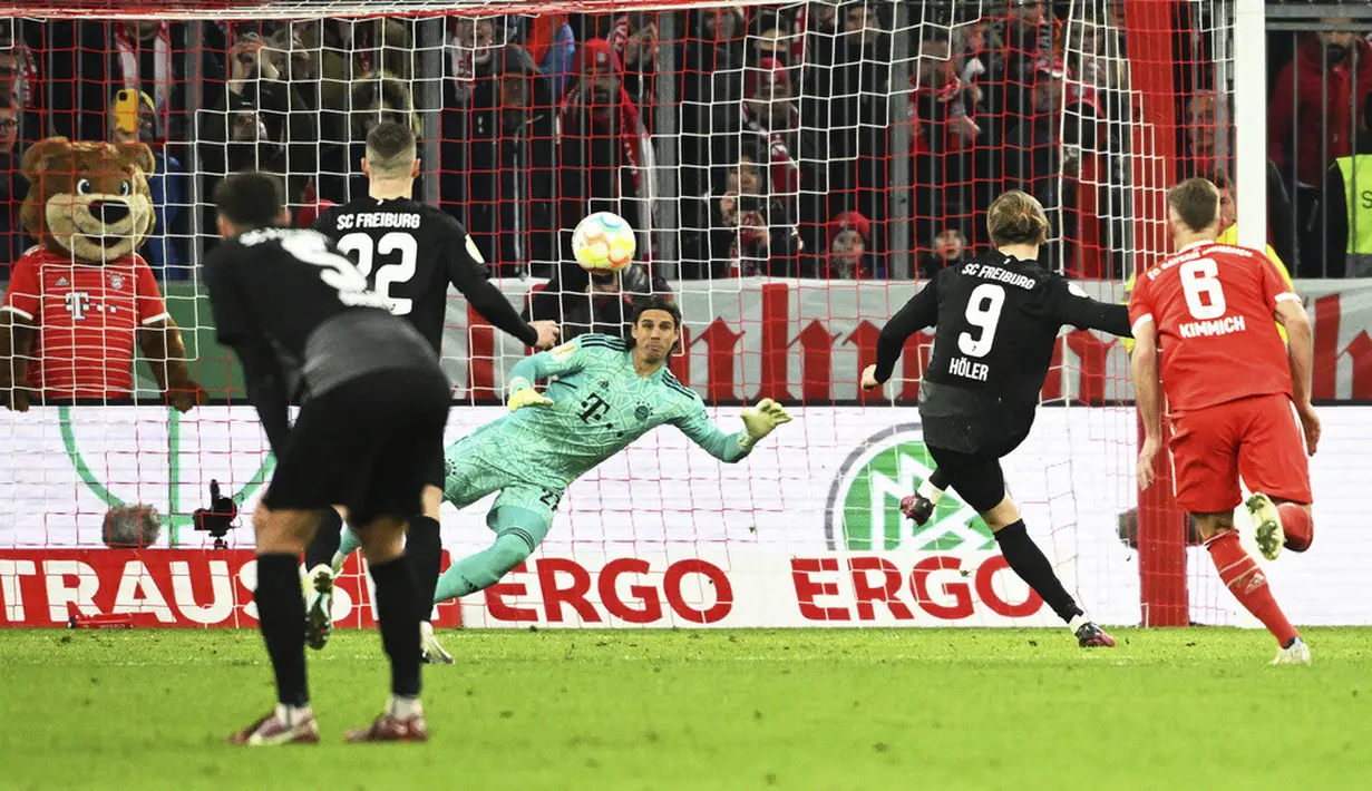 <p>Freiburg mendapat penalti di injury time. Wasit menunjuk titik putih setelah Musiala dinyatakan melakukan hand ball. (Sven Hoppe/dpa via AP)</p>
