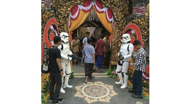 6 Gaya Fashion Tamu Undangan Hadir di Nikahan Ini Bikin Geleng Kepala