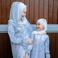 Ayu Ting Ting terlihat begitu anggun dengan busana Lebaran warna biru. Ia serasi dengan Bilqis yang terlihat makin menawan. Paras cantik Ayu dan Bilqis ini membuat warganet tak ragu untuk berikan pujian di kolom komentar. (Liputan6.com/IG/ayutingting92)