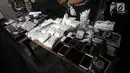 Sejumlah telepon genggam dan paket narkoba yang berhasil diamankan petugas saat penggerebekan di Kampung Ambon, Cengkareng, Jakarta, Rabu (24/1). (Liputan6.com/Arya Manggala)