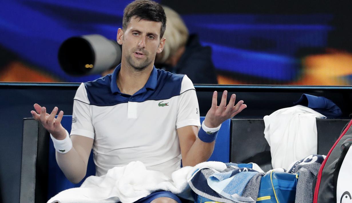Ekspresi kecewa petenis Serbia, Novak Djokovic usai kalah dari petenis Korea Selatan, Chung Hyeon pada ajang Australia Terbuka 2018 di Melbourne,  (22/2/2018). Djokovic kalah 6-7, 5-7, 6-7.  (AP/Vincent Thian)