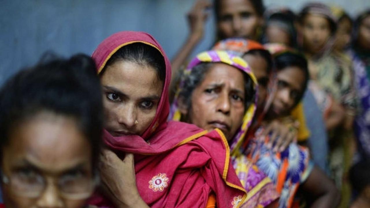 Momen langka, biksu di Bangladesh bagi-bagi takjil ke muslim