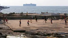Orang-orang menikmati waktu senggang di Beirut, Lebanon, pada 3 Mei 2020. Lebanon telah mengurangi langkah-langkah mobilisasi umum dengan mengizinkan restoran untuk melayani sejumlah kecil pelanggan mulai 4 Mei dan menerapkan jam operasional untuk sektor-sektor lainnya. (Xinhua/Bilal Jawich)