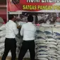 Reserse Kriminal Khusus memeriksa beras yang disimpan di gudang beras milik S di Cilacap. (foto: Liputan6.com/edhie prayitno ige)