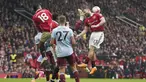 Pemain Manchester United, Luke Shaw (kanan) dan Casemiro, berhasil menghalau bola yang akan ditendang oleh pemain Aston Villa, Calum Chambers, dalam pertandingan pekan ke-34 Liga Inggris 2022/2023 yang berlangsung di Old Trafford, Minggu (30/4/2023). (AP Photo/Dave Thompson)