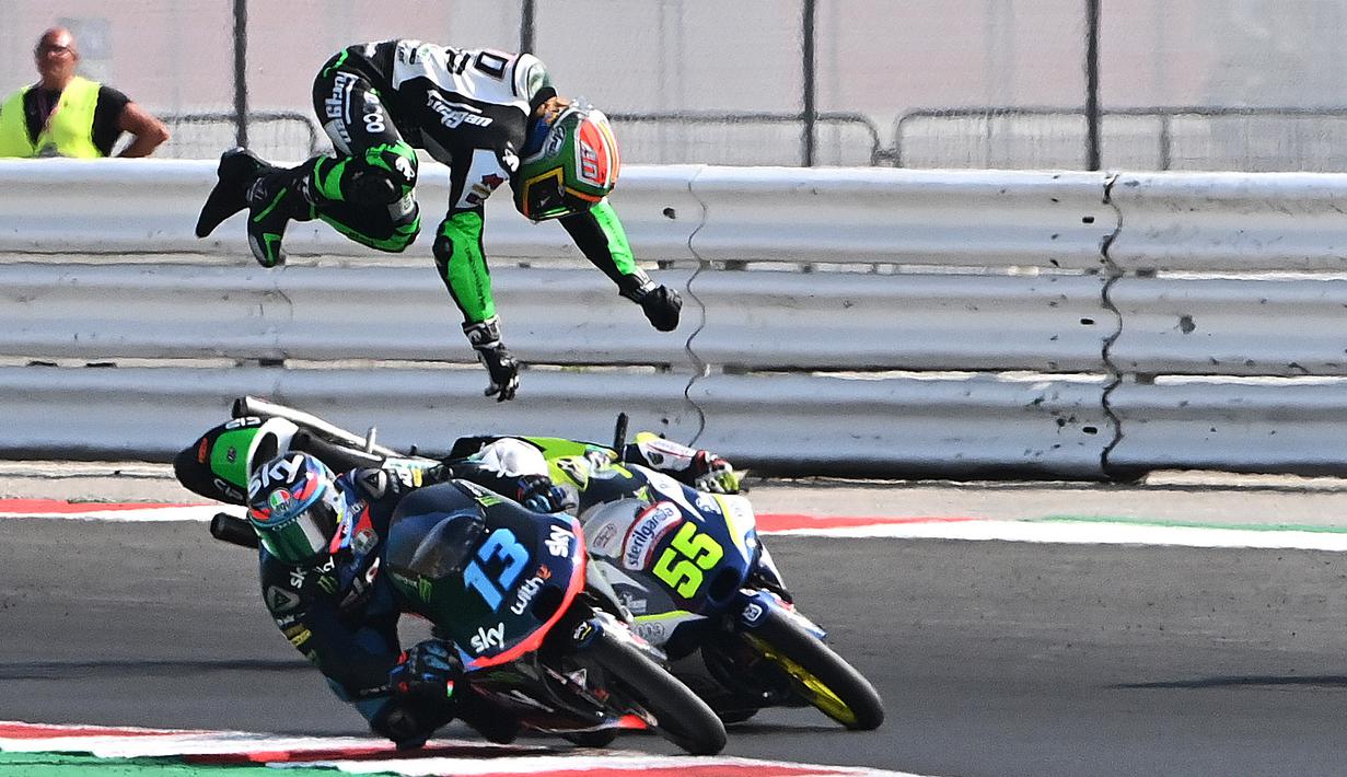 Pembalap CIP Green Power's, Darryn Binder, terlempar dari atas motornya pada saat Grand Prix Moto3 Emilia Romagna di Misano World Circuit, Marco Simoncelli pada 20 September 2020. (AFP/Andreas Solaro)