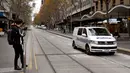 Polisi berpatroli di Bourke Street Mall yang biasanya sibuk di Melbourne ketika penduduk kota kembali menjalani lockdown selama 7 hari, Jumat (28/5/2021). Melbourne kembali menerapkan lockdown untuk keempat kalinya setelah wabah COVID-19 menyebar cepat di wilayah tersebut. (William WEST/AFP)