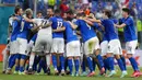 Para pemain Italia merayakan kemenangan atas Wales pada akhir pertandingan Grup A Euro 2020 di Stadion Olimpiade Roma, Italia, Minggu (20/6/2021). Italia menang 1-0. (AP Photo/Alessandra Tarantino, Pool via AP)