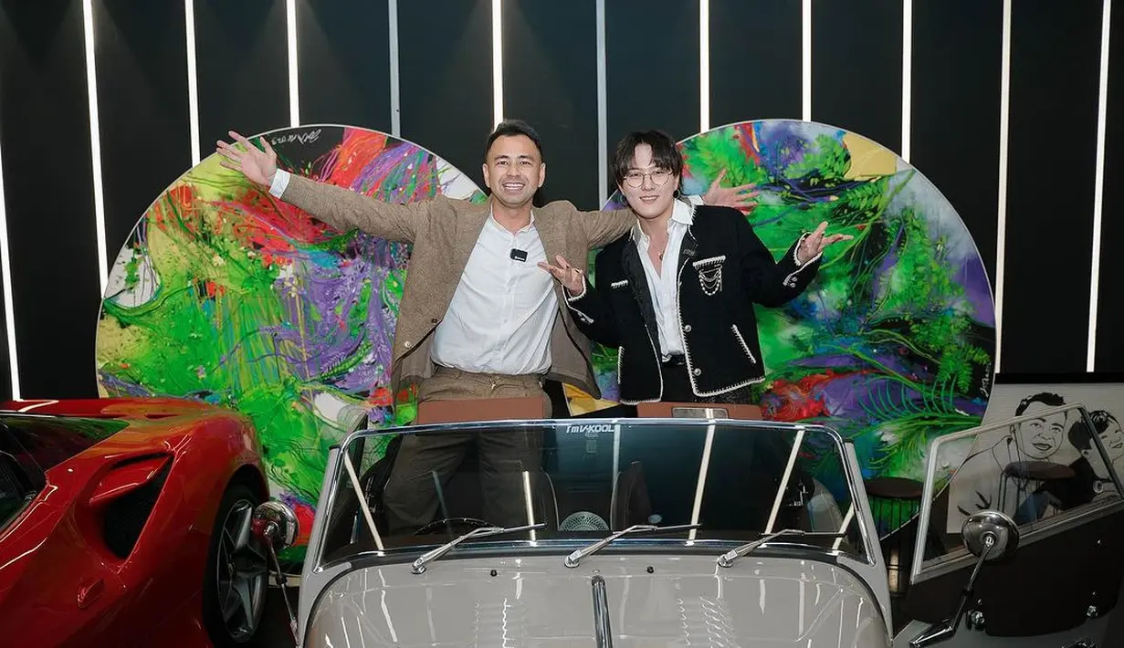 Mereka berpose di kendaraan mewah milik Raffi Ahmad yang lainnya. Pokoknya, basement adalah area yang wajib ditunjukkan Raffi saat ada tamu main ke rumahnya. (Foto: Instagram/ raffinagita1717)