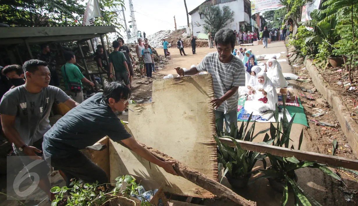 Puluhan warga manggarai berusaha memblokir dan menutup akses jalan yang mengarah ke RW 12 Manggarai, Jakarta, Rabu (26/4). Mereka menolak penggusuran rumahnya oleh PT KAI yang akan dibangun Double Double Track (DDT). (Liputan6.com/Faizal Fanani)