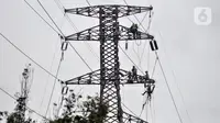 Pekerja menyelesaikan perbaikan menara saluran udara tegangan ekstra tinggi (SUTET) di Jakarta, Rabu (15/2/2023). Para pekerja yang ditugaskan wajib dilengkapi standar alat keselamatan diri karena profesi ini sangat berisiko, bahkan bertaruh nyawa. (merdeka.com/Iqbal S. Nugroho)