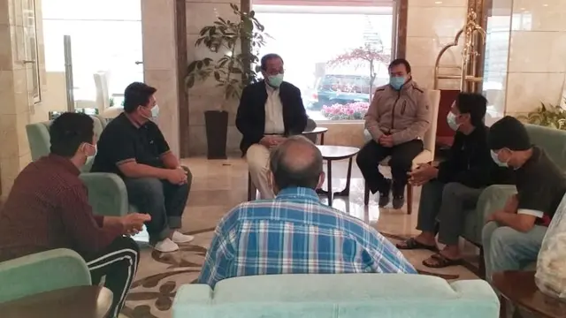 Sudah bebas: Lima WNI ABK yang sempat dipenjara di Iran akibat masalah penyelundupan minyak.