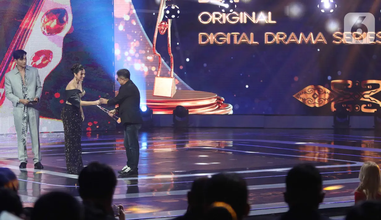 Chief Content dan Strategy Officer Vidio, Mark Francis (kanan) saat menerima penghargaan pada 29th Asian Television Awards di Studio 6 EMTEK CITY, Jakarta, Sabtu (30/11/2024). (Liputan6.com/Herman Zakharia)