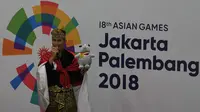 Pesilat Indonesia Sugianto melakukan selebrasi usai berlaga pada babak final Artistik tunggal putra di arena Padepokan Pencak silat TMII, Jakarta, Rabu (29/8). Sugianto berhasil meraih emas. (Merdeka.com/Imam Buhori)