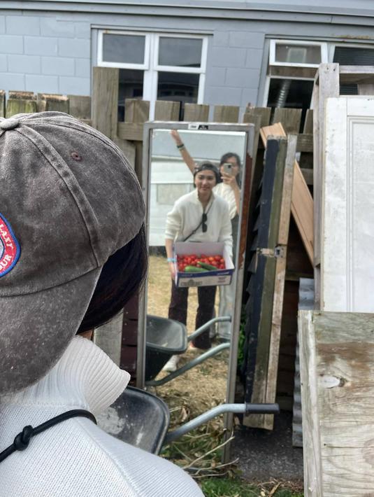 Panen tomat cukup banyak hingga memenuhi satu kotak, hasil dari panenan tersebut akhirnya dimasak bareng menjadi pasta. Seru banget tinggal di luar negeri dan tinggal di tempat yang asri serta bisa berkebun. (Liputan6.com/IG/@isyanasarasvati)