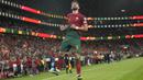 Selebrasi gelandang Timnas Portugal, Bruno Fernandes setelah mencetak gol ketiga ke gawang Bosnia Herzegovina pada laga Grup J Kualifikasi Euro 2024 di Luz Stadium, Lisbon, Portugal, Minggu (18/6/2023) dini hari WIB. (AP Photo/Armando Franca)