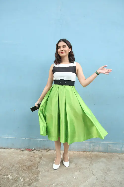 Doggy uslubida yalangoch anuslar