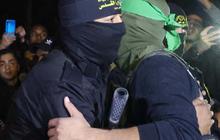 FOTO: Momen Kompak Pasukan Brigade Al-Qassam dan Al-Quds Bebaskan Sandera, Disambut Sorak-sorai Warga Palestina