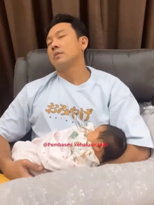 Denny Sumargo timang bayi (Instagram/sumargodenny)