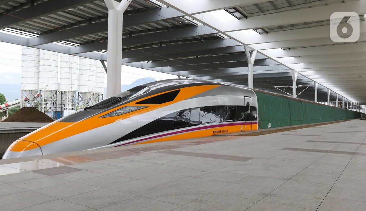 Rangkaian kereta cepat terparkir di Stasiun Tegalluar, Kabupaten Bandung, Jawa Barat, Kamis (13/10/2022). Progres pembangunan proyek Kereta Cepat Jakarta-Bandung telah mencapai 88,8 persen dan direncanakan beroperasi pada Juli 2023. (Liputan6.com/Herman Zakharia)