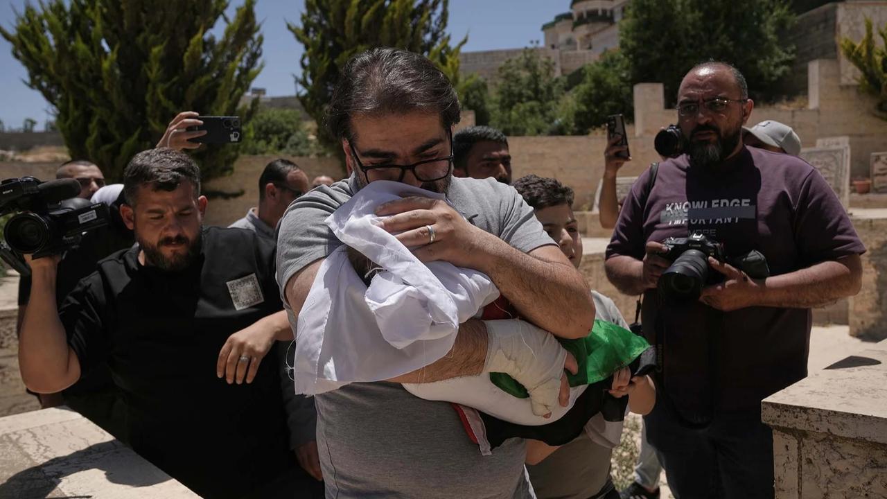 FOTO: Bayi Palestina Tewas Setelah Mobil Keluarga Ditembak Israel
