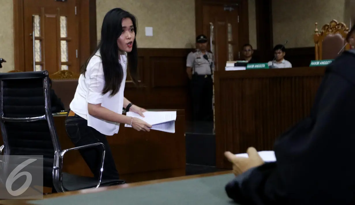 Jessica Kumala Wongso berbincang dengan penasehat hukumnya jelang sidang ke-31 kasus pembunuhan Wayan Mirna Salihin di PN Jakpus, Kamis (20/10). Dalam duplik atas replik jaksa, Jessica kembali mencurahkan isi hatinya. (Liputan6.com/Helmi Afandi)