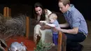 Pangeran George begitu antusias dan mencoba mencengkeram pagar kaca karena ingin menyentuh Bilbies yang memiliki nama Bilby George, saat berkunjung ke kebun binatang Taronga, Sydney, Australia, (20/4/2014). (REUTERS/Chris Jackson)
