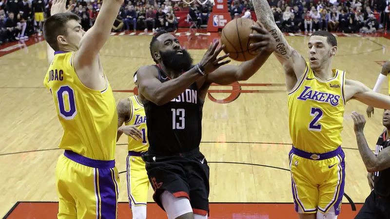 James Harden menerobos pertahanan Lakers saat kedua tim bertemu di ajang NBA, Minggu (20/1/2019)