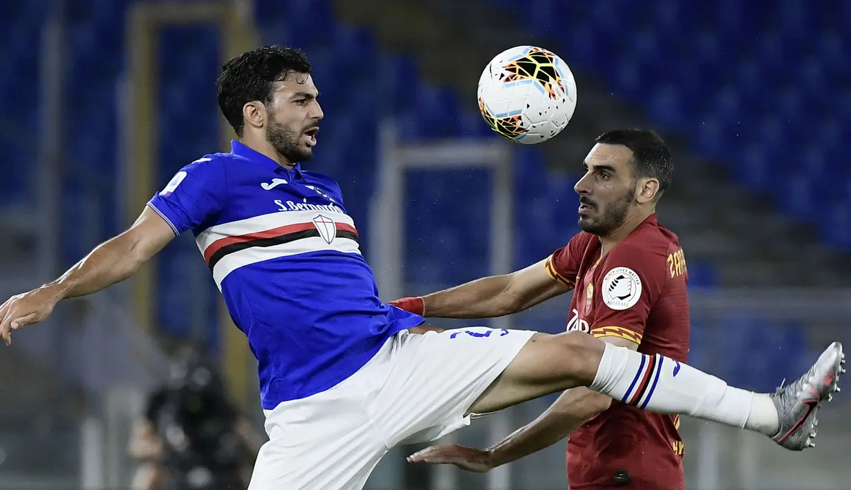 Bek AS Roma, Davide Zappacosta (kanan) berebut bola dengan gelandang Sampdoria, Mehdi Leris pada laga Liga Italia 2019/2020 di Olympic Stadium, Roma (24/6/2020). Davide Zappacosta yang kini menjalani musim ketiga bersama Atalanta tercatat pernah membela Chelsea selama 4 musim mulai 2017/2018 hingga 2020/2021. Pada awal musim 2019/2020 ia sempat dipinjamkan ke AS Roma selama setahun dan hanya bermain dalam 9 laga saja di Liga Italia. (AFP/Filippo Monteforte)