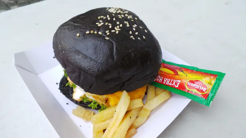 Burger Hitam Berbahan Arang Bambu, Mau Coba?