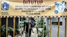 Warga berada di balik pagar salah satu wilayah zona merah COVID-19 di RW 07 Kelurahan Sunter Jaya, Jakarta, Rabu (10/2/2021). Pemprov DKI Jakarta mencatat wilayah zona merah COVID-19 melonjak jadi 82 rukun warga (RW). (merdeka.com/Iqbal S. Nugroho)