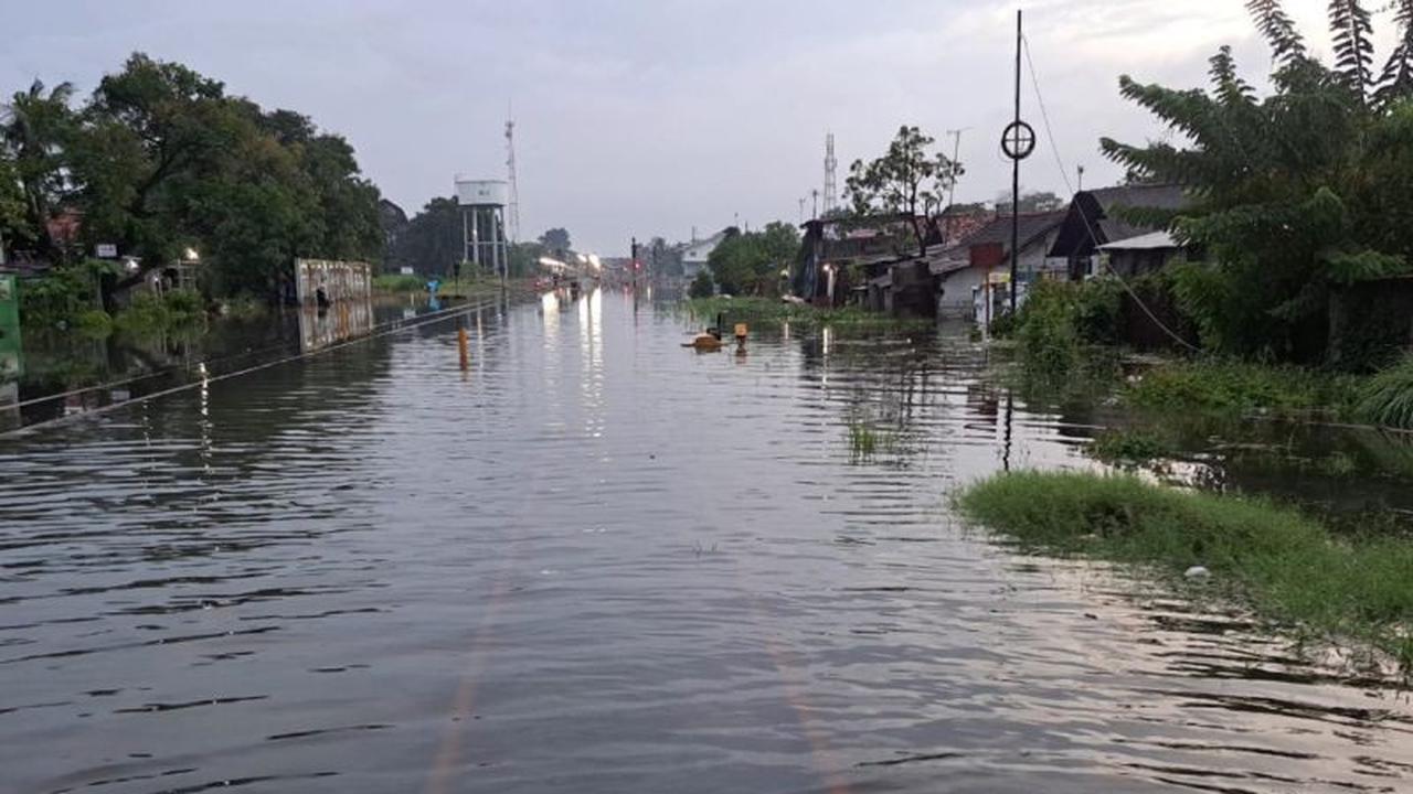 Jalur KA Pekalongan Terputus Banjir, Sejumlah Perjalanan Kereta Api Terdampak