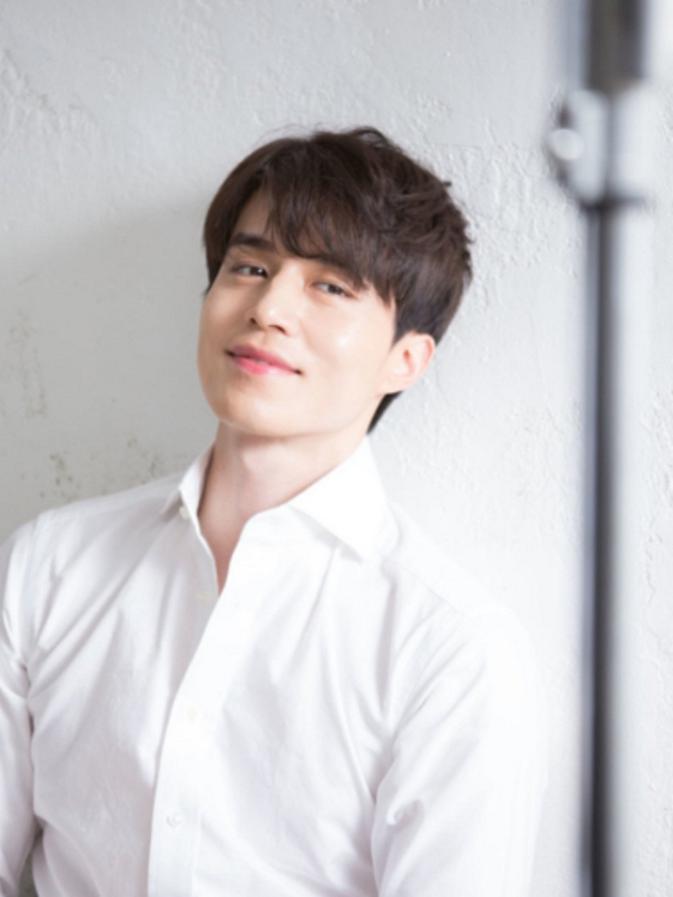 Lee Dong Wook Ungkap Perubahan Dirinya Saat Diusia 20 An Dan 30 An Entertainment Fimela Com